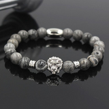 Bracelet avec perles et tete de lion.