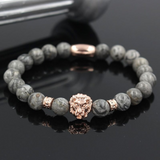 Bracelet avec perles et lion rose.