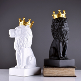 Statue lion noir et blanche avec couronne.