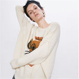 Femme mannequin avec pull roi lion.