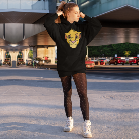 Femme portant un sweat le roi lion noir.