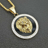 Pendentif tete de lion en or.