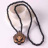 présentation collier lion en bois