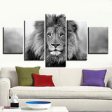 Tableau d'une tête de lion noir et blanc.