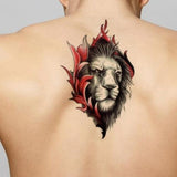 Tatouage lion noir et rouge.