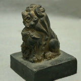 Lion-noir-de-cote-statue