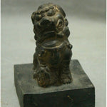 Lion-noir-statue-de-face