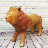 Statue lion gonflable sur terasse