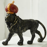 Statue-lion-noir-avec-couronne