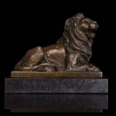 Statue-lion-pose