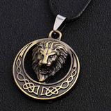 Pendentif tete de lion maori en or.