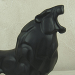 Tête de lion en statue noire.