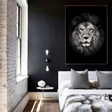 Cadre lion en portrait exposé dans une chambre.