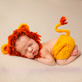 Bébé avec déguisement lion.