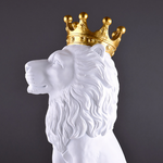 Tête de lion statue blanche et or.