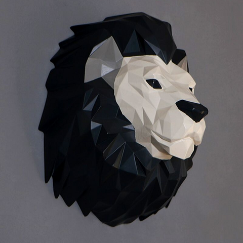 Tête de lion murale noire et blanche.