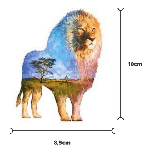 Tatouage lion couleur avec arbre.
