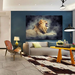 Salon avec tableau lion rugissant.