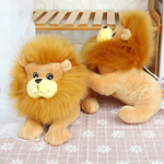 Deux lions en peluches marron.