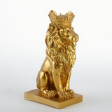Statue de lion en or décoration.