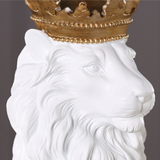 Statue tête de lion et couronne.