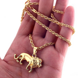 Main portant un collier lion en or pour homme.