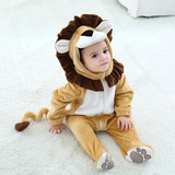 Enfant avec pyjama lion.