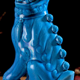 Statuette lion bleue.