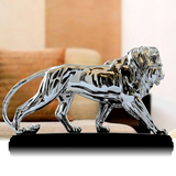 Statuette de lion grise.