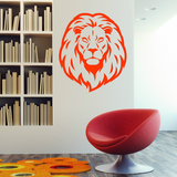Tête de lion rouge sur mur.