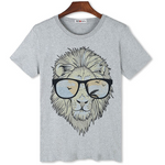 T-shirt lion gris.