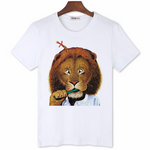 T-shirt lion blanc.