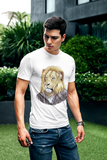 Model avec t-shirt tête de lion.