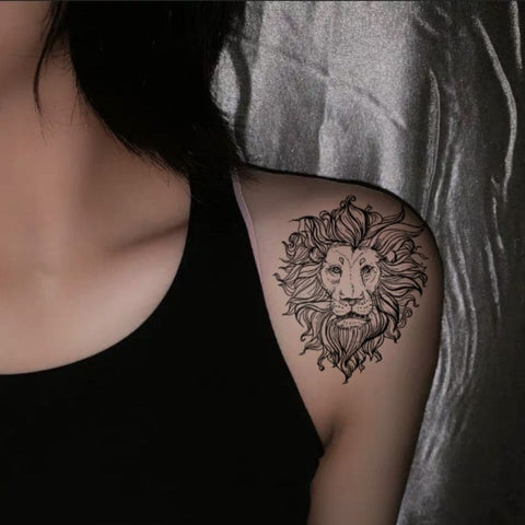Tatouage Lion épaule femme.