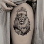 Tatouage lion avec couronne.