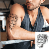 Tatouage lion sur biceps homme.