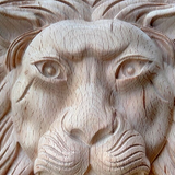 Tête de lion murale en bois.