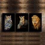 Sélection de trois tableaux lions en couleurs.