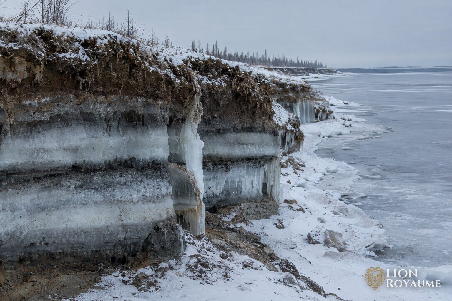 Berge gelée d'une rivière de Sibérie avec des couches de sol de permafrost