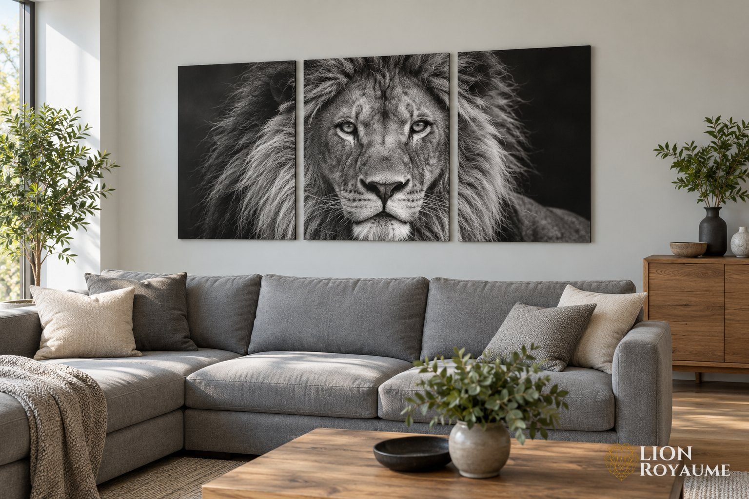 Triptyque noir et blanc d'un portrait de lion accroché au-dessus d'un canapé gris