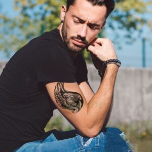 Homme tatoo lion avec ailes.