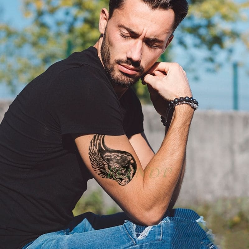 Homme tatoo lion avec ailes.