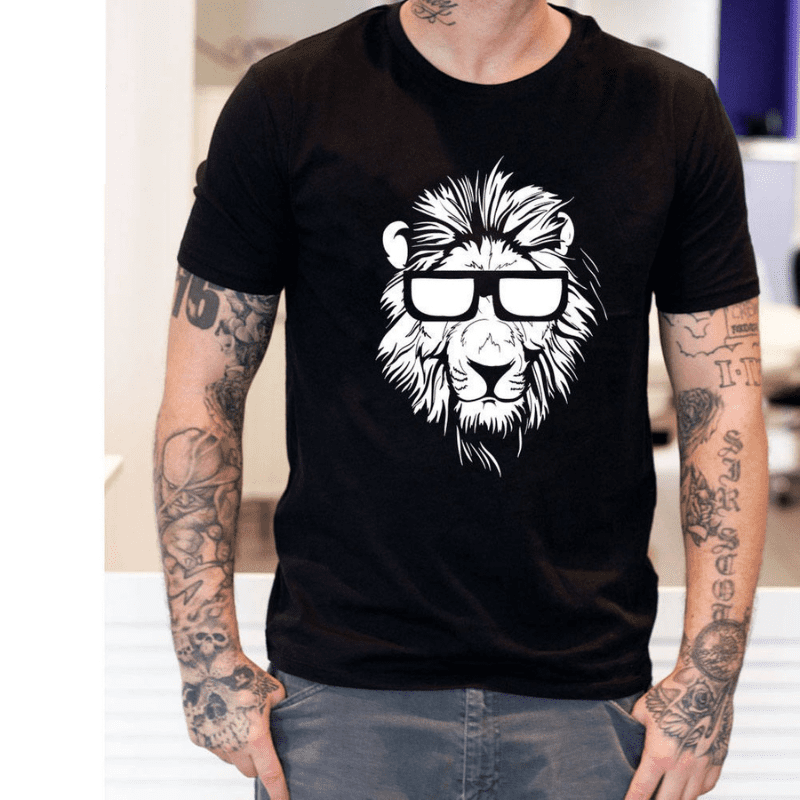 homme porte t shirt lion