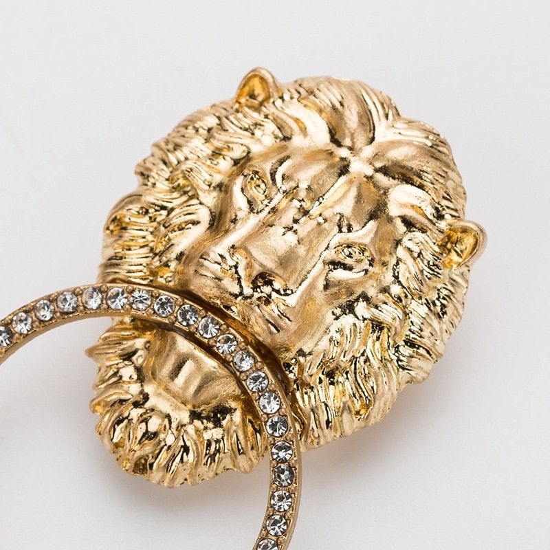 boucle d'oreille punk gros plan