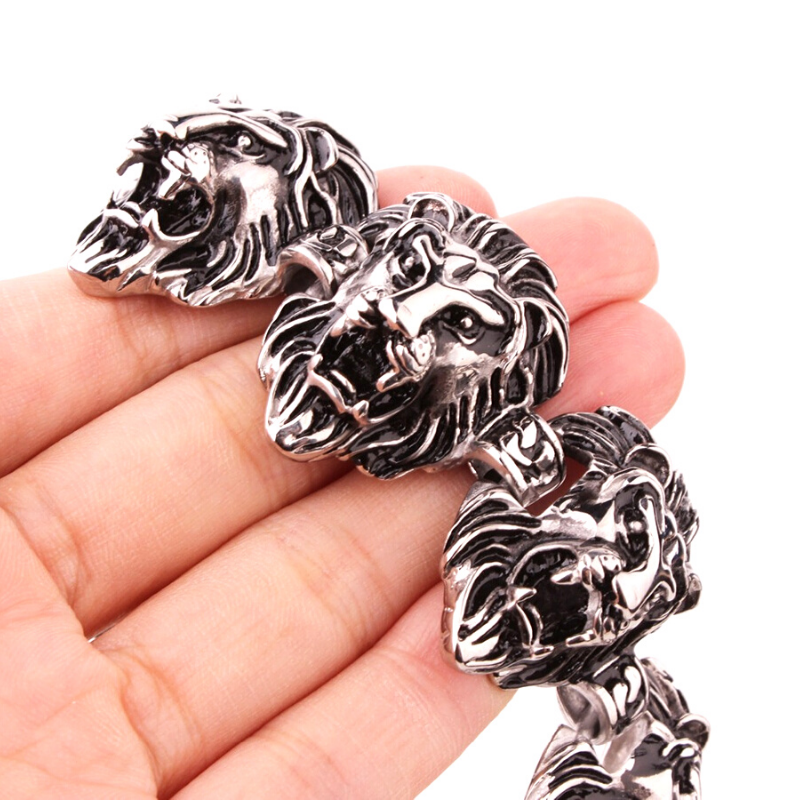 bracelet d'argent avec un lion pour un homme