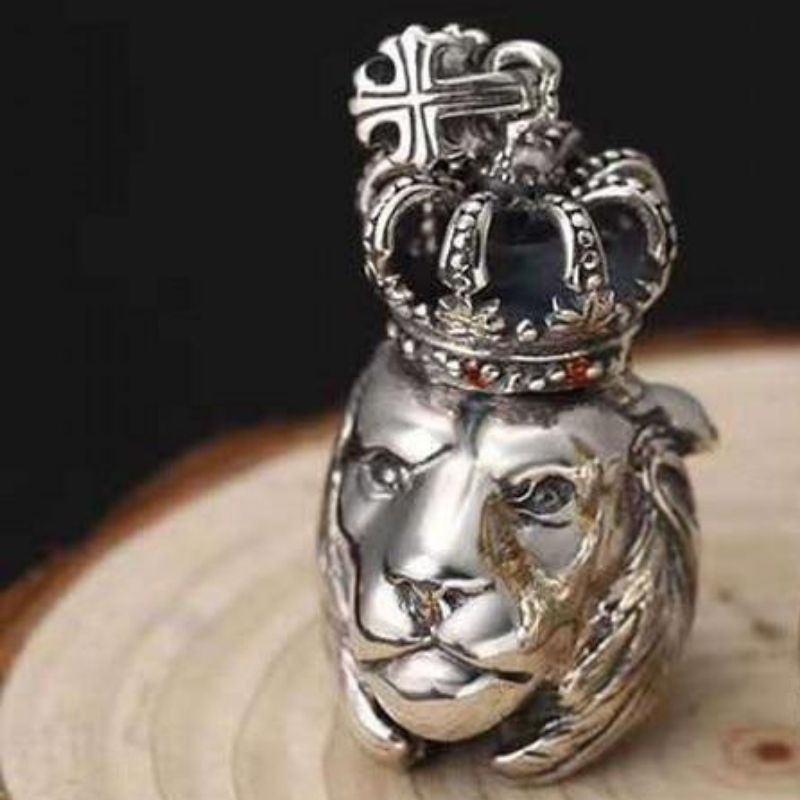 Pendentif lion argent sur meuble en bois