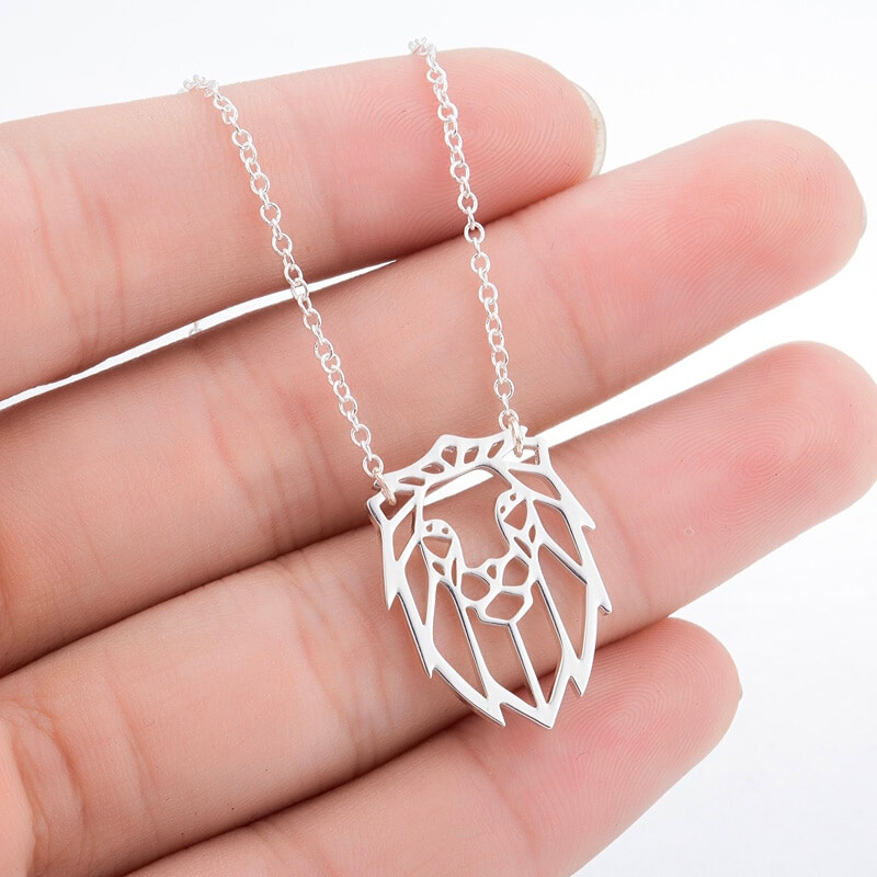 Collier lion argent.