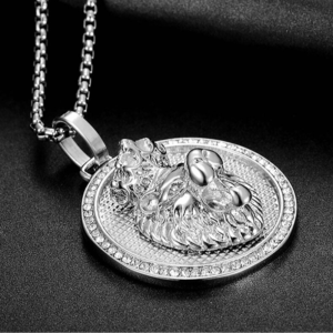 Tête de lion en pendentif.
