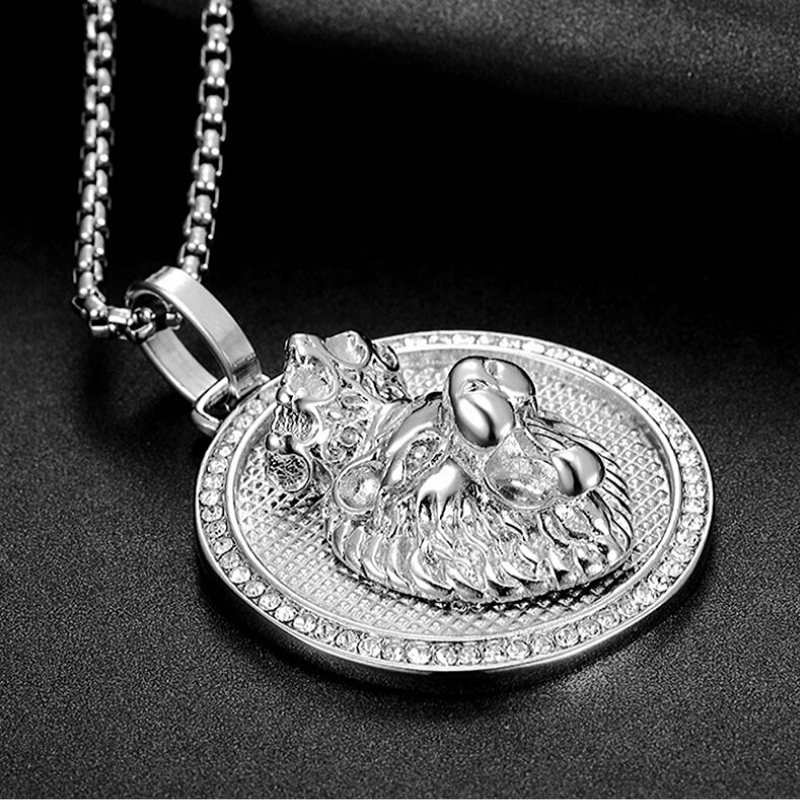Tête de lion en pendentif.