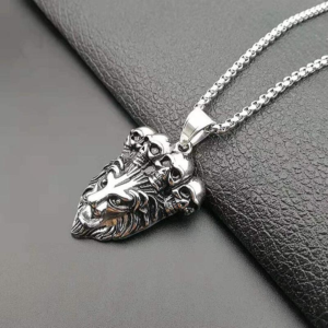 Collier pendentif lion.